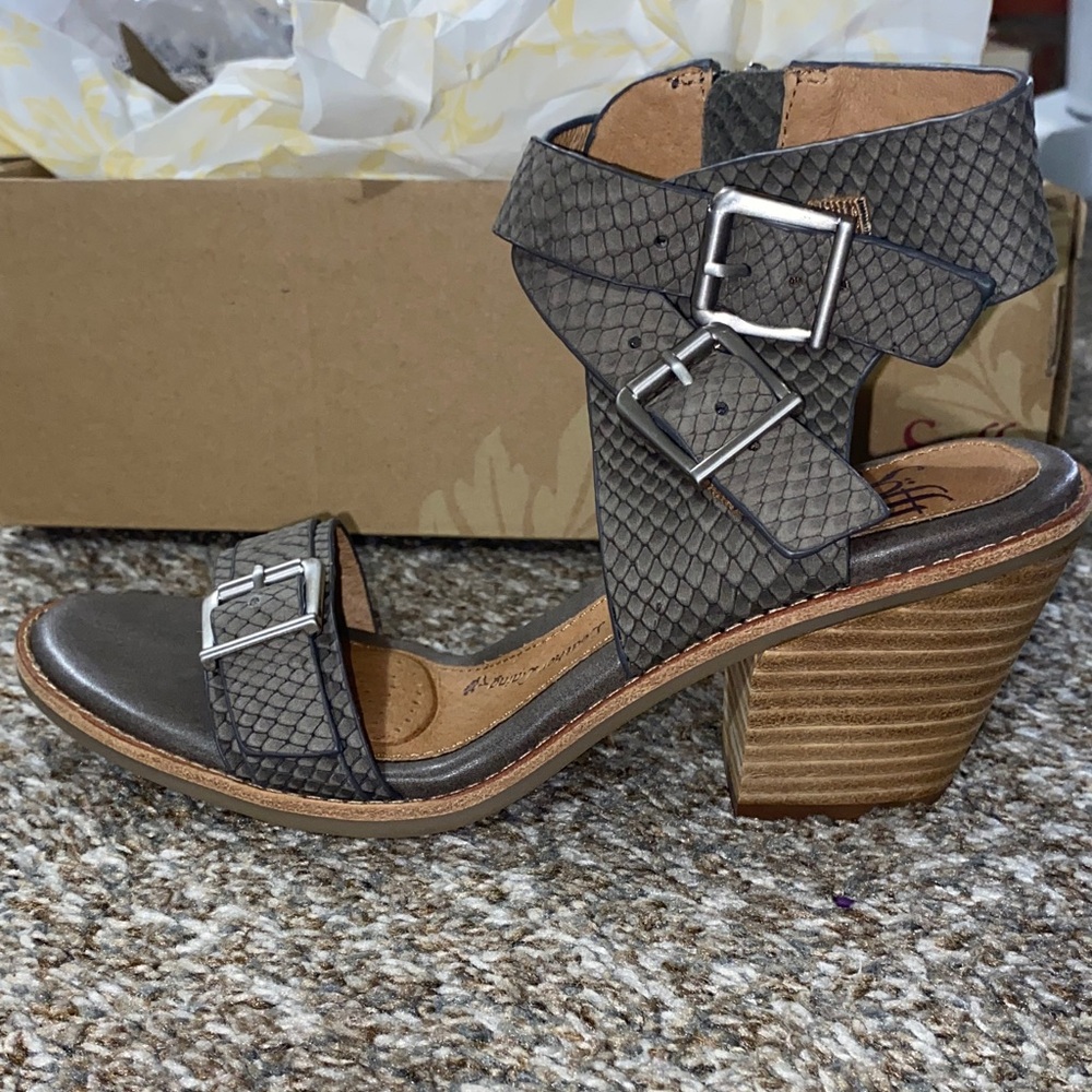 NIB Sofft Gray Strappy Heeled Sandals